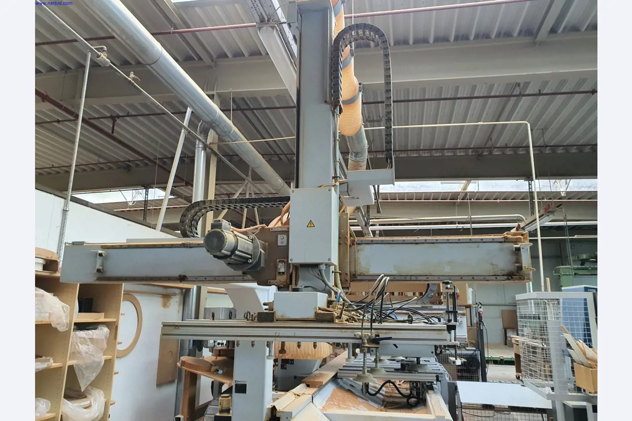 Dobrze utrzymane maszyny do produkcji mebli do salonu-26