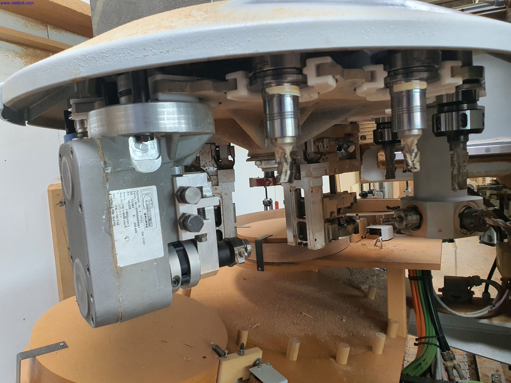 Dobrze utrzymane maszyny do produkcji mebli do salonu-29