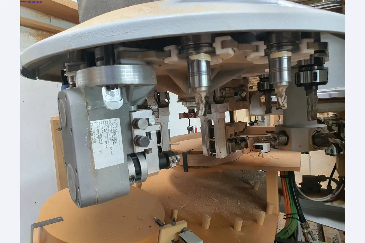 Dobrze utrzymane maszyny do produkcji mebli do salonu-29