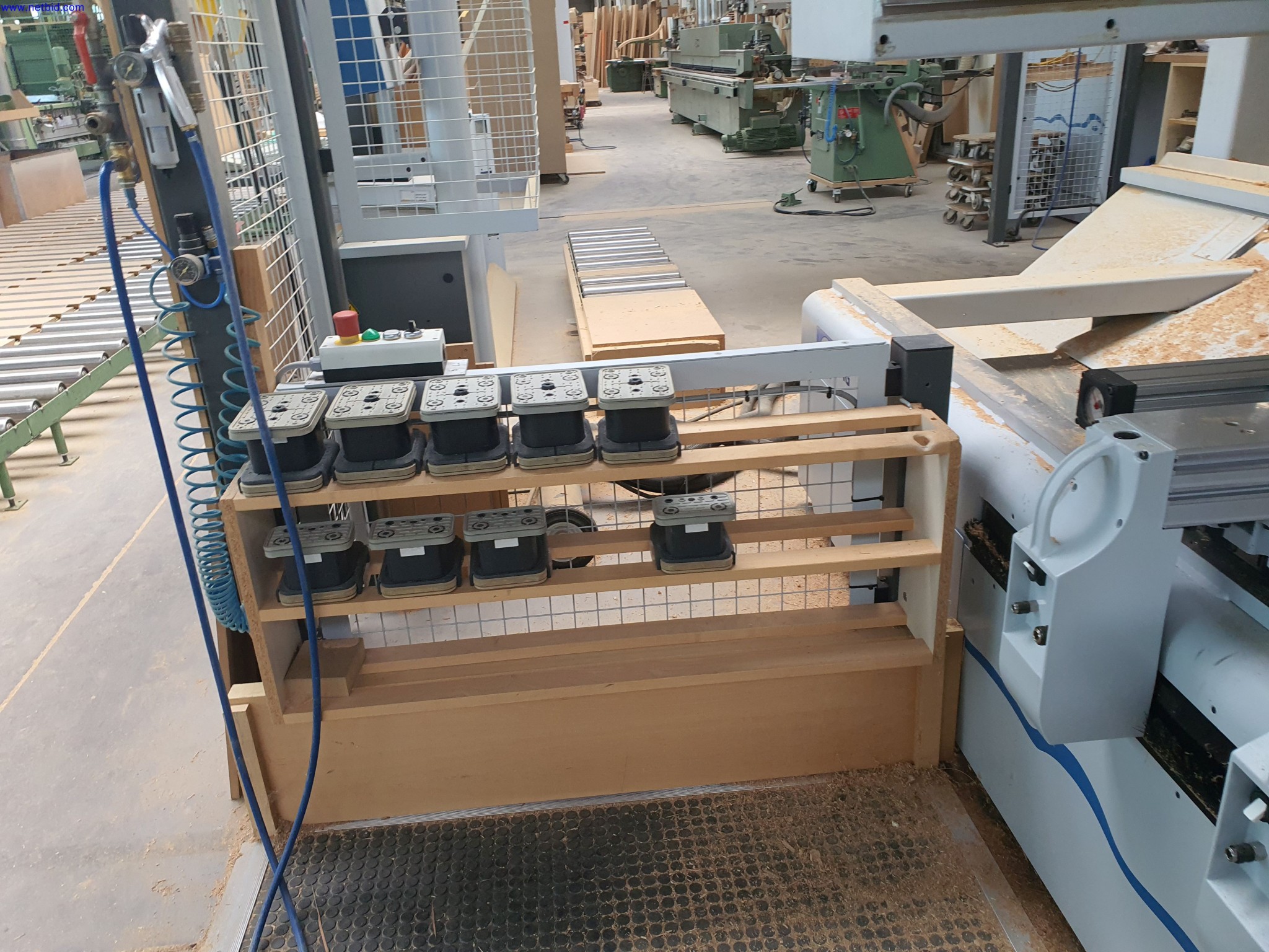 Dobrze utrzymane maszyny do produkcji mebli do salonu-3