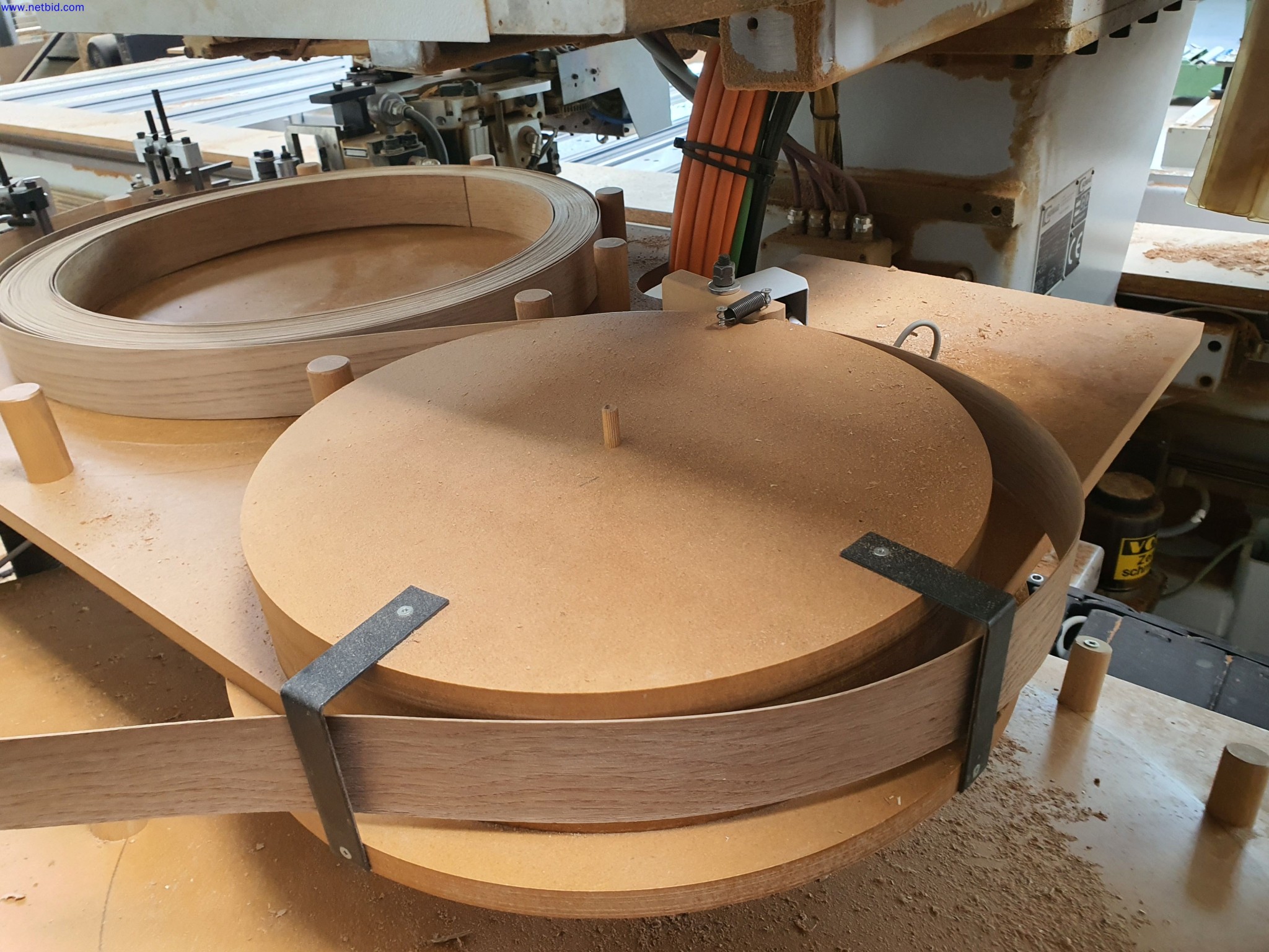 Dobrze utrzymane maszyny do produkcji mebli do salonu-40