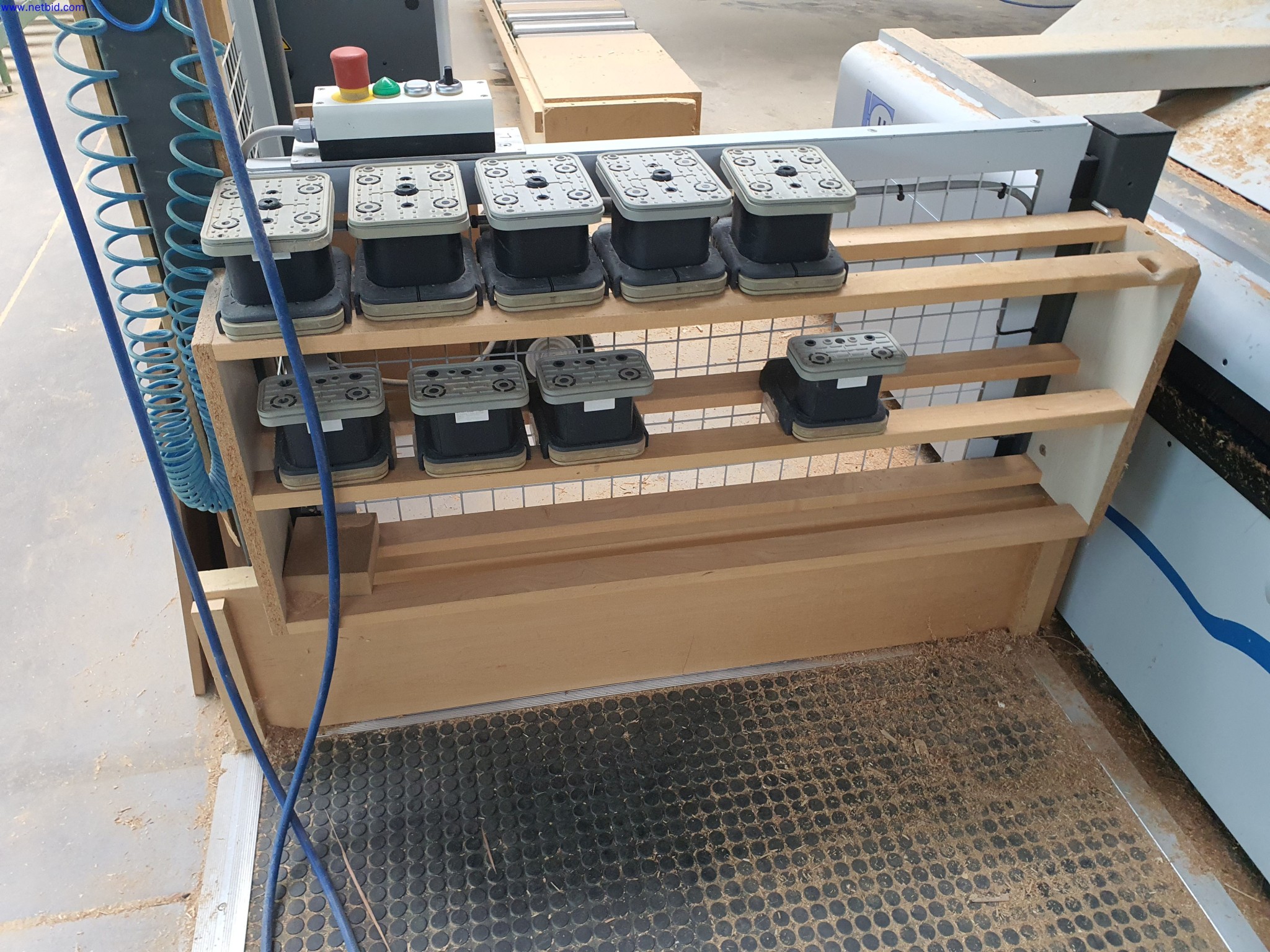 Dobrze utrzymane maszyny do produkcji mebli do salonu-41