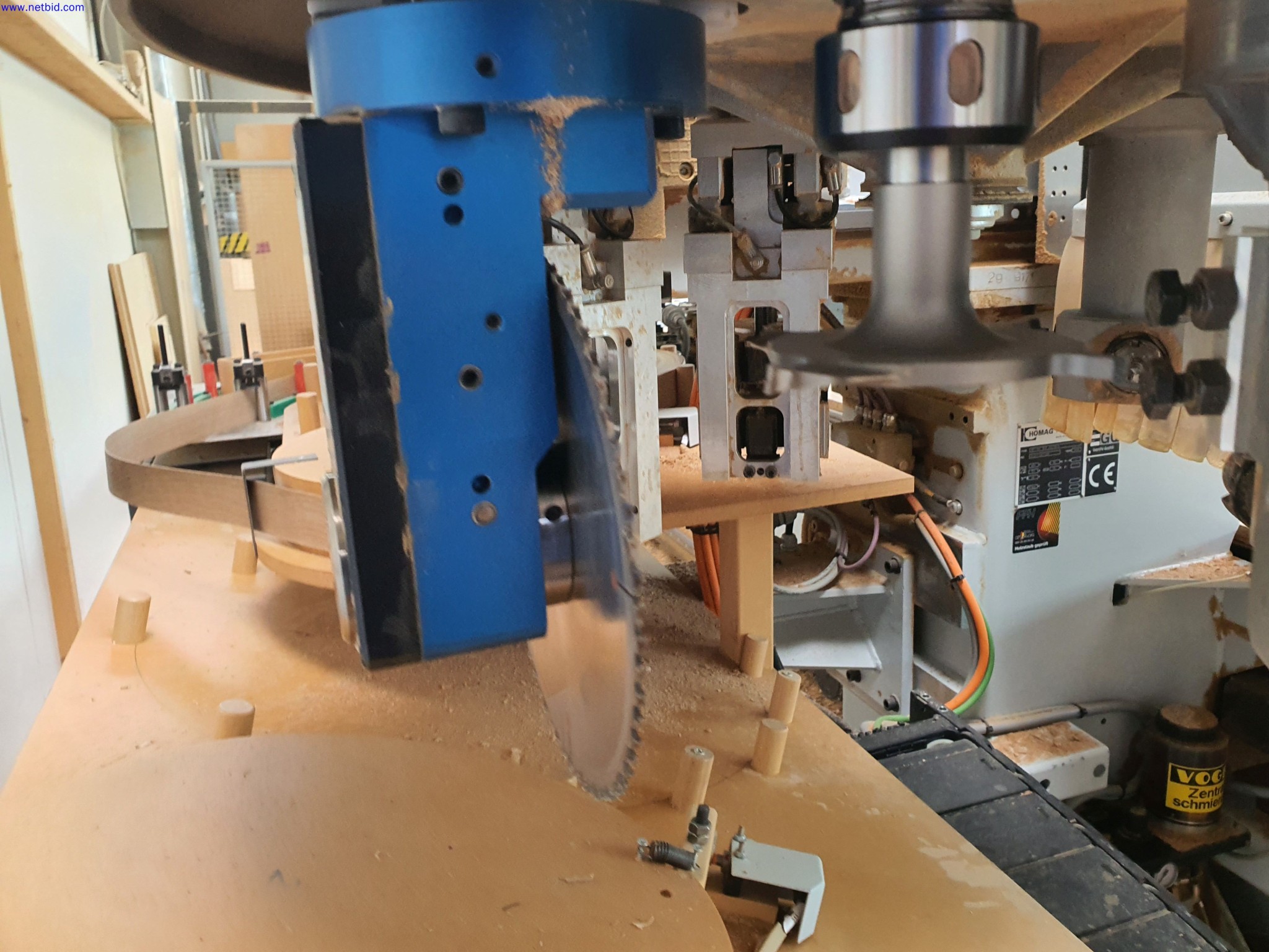 Dobrze utrzymane maszyny do produkcji mebli do salonu-44