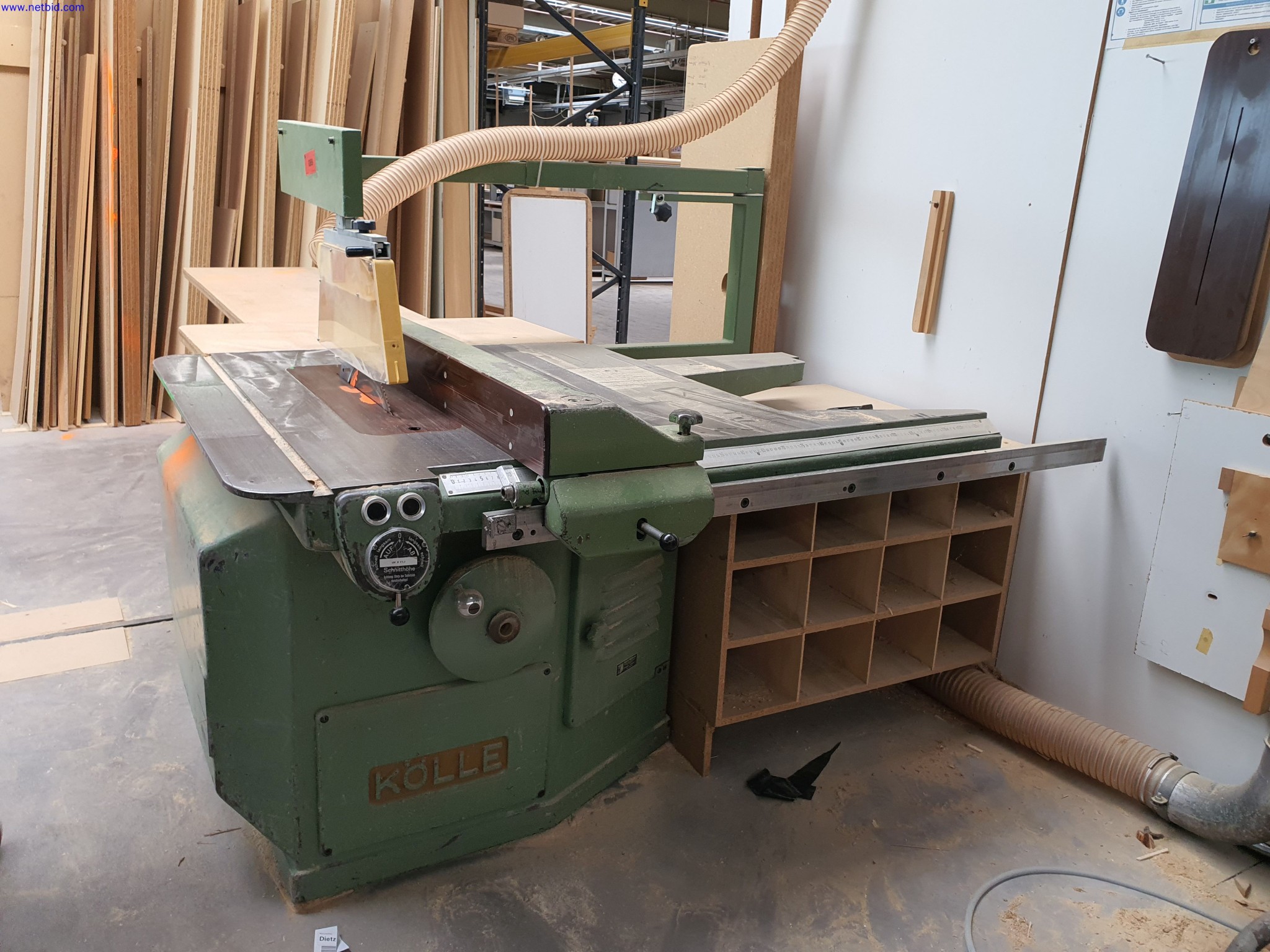 Dobro vzdrževani stroji za proizvodnjo pohištva za dnevne sobe-1