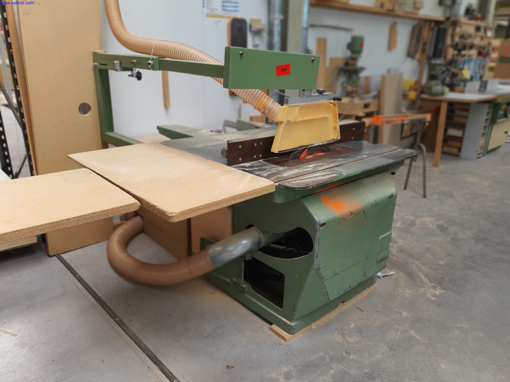 Dobro vzdrževani stroji za proizvodnjo pohištva za dnevne sobe-3