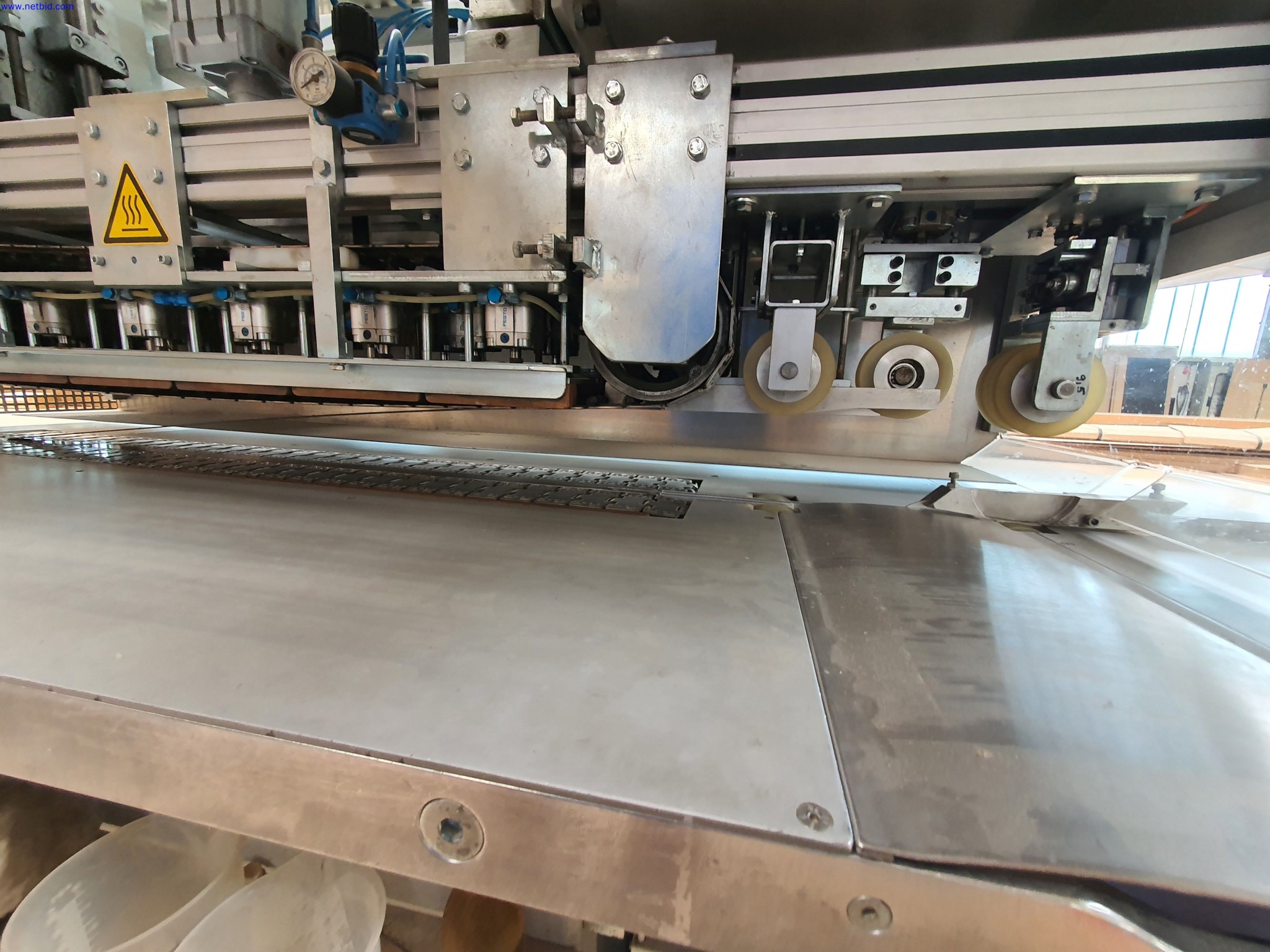 Dobro vzdrževani stroji za proizvodnjo pohištva za dnevne sobe-1