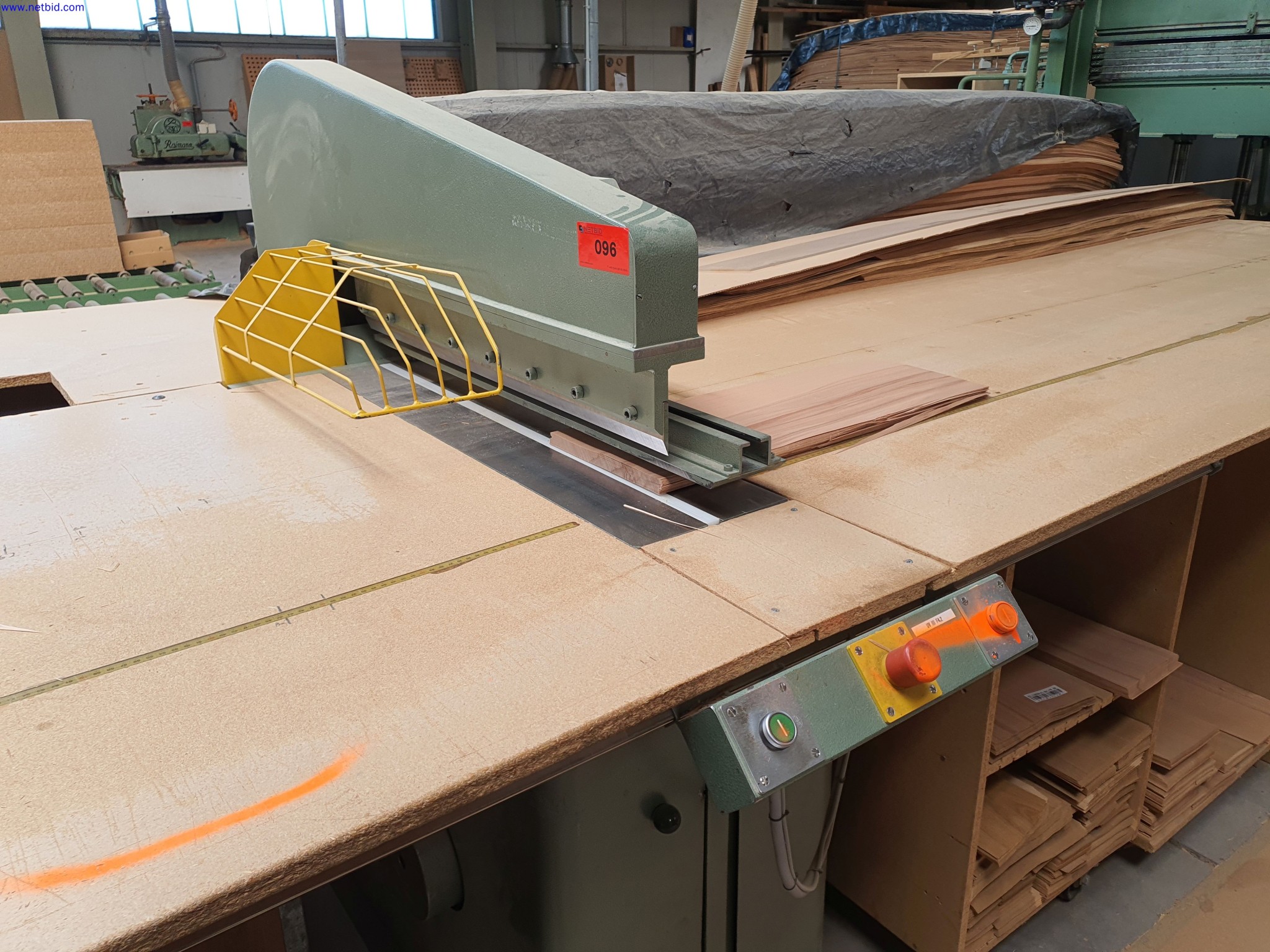 Dobrze utrzymane maszyny do produkcji mebli do salonu-1