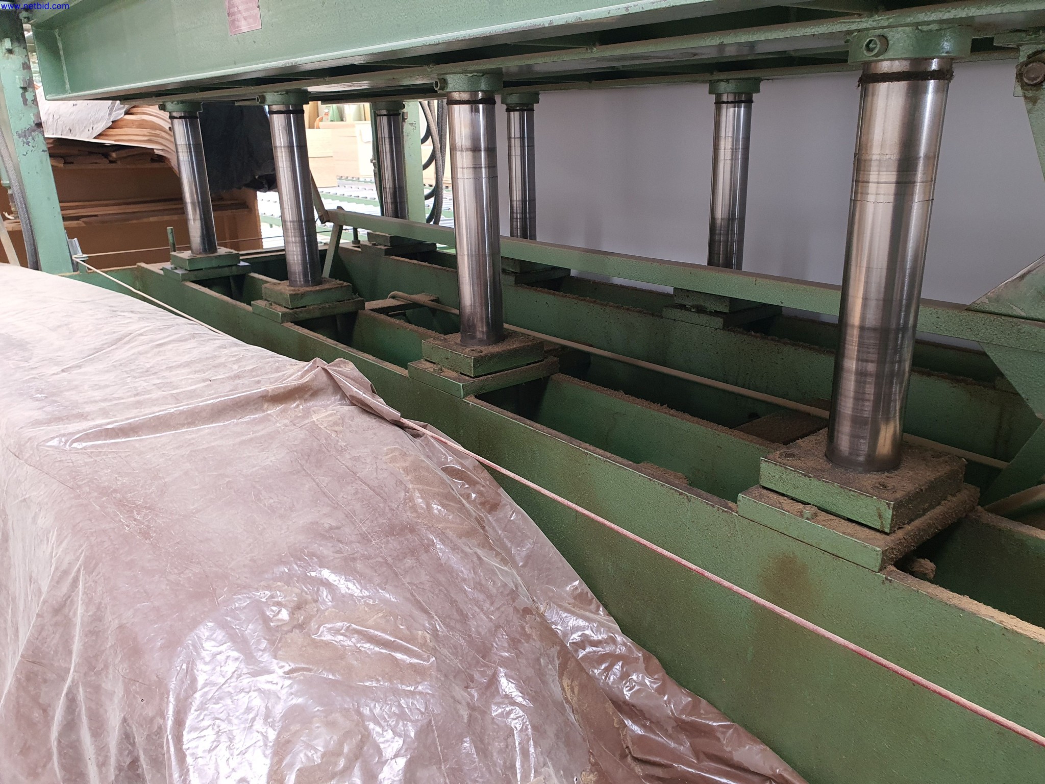 Well-maintained machines for the production of living room furniture-1