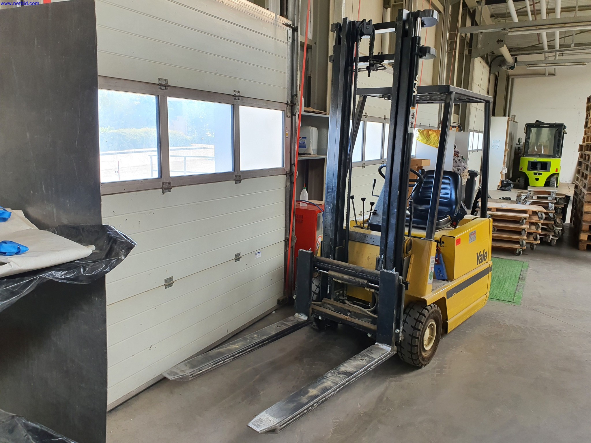 Dobrze utrzymane maszyny do produkcji mebli do salonu-1