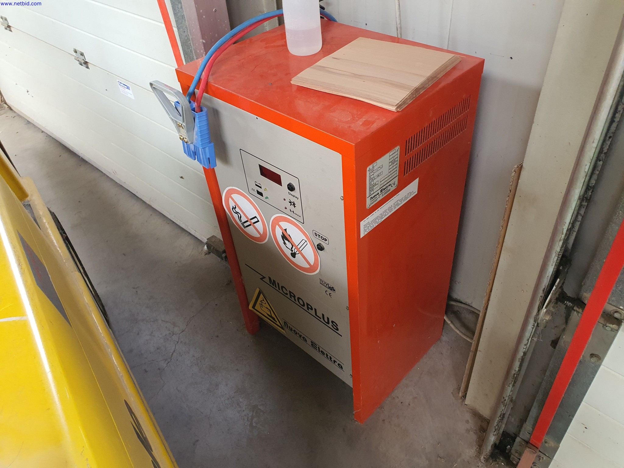 Dobrze utrzymane maszyny do produkcji mebli do salonu-6