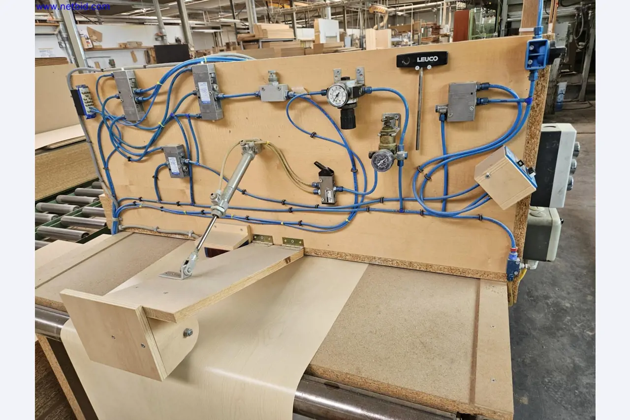 Máquinas bem conservadas para a produção de mobiliário para salas de estar-3