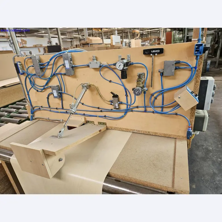 Máquinas bem conservadas para a produção de mobiliário para salas de estar-3