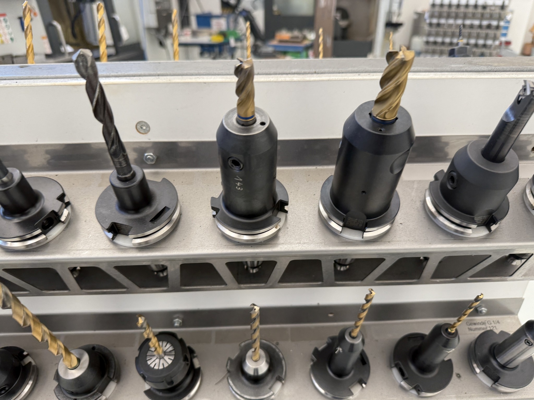 Fermeture d´un fabricant d´outils-38