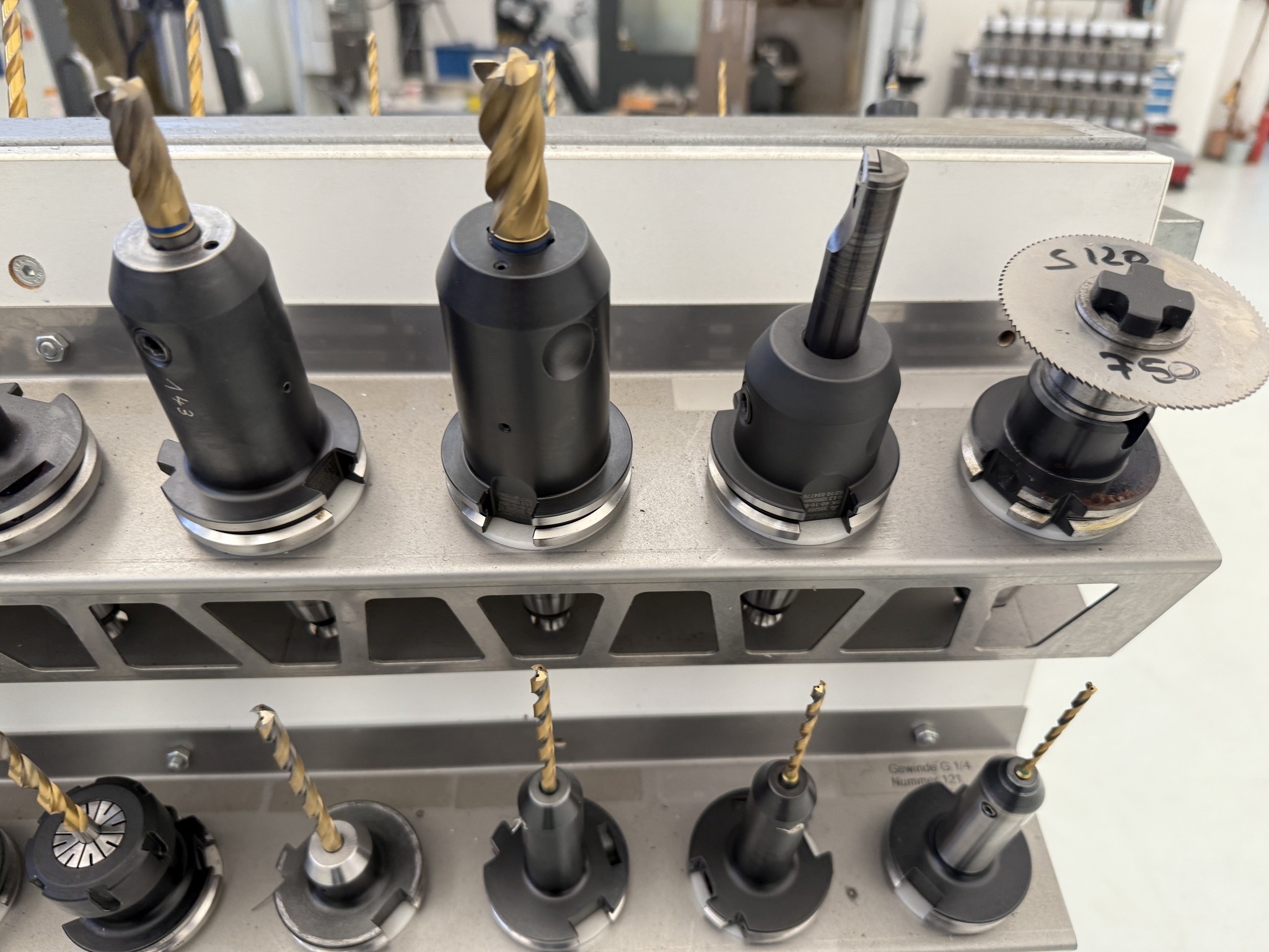 Fermeture d´un fabricant d´outils-39