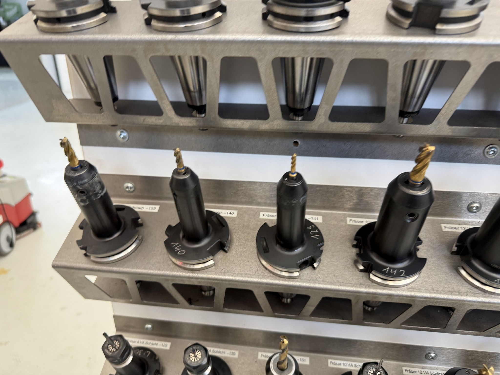 Cierre de un fabricante de herramientas-13