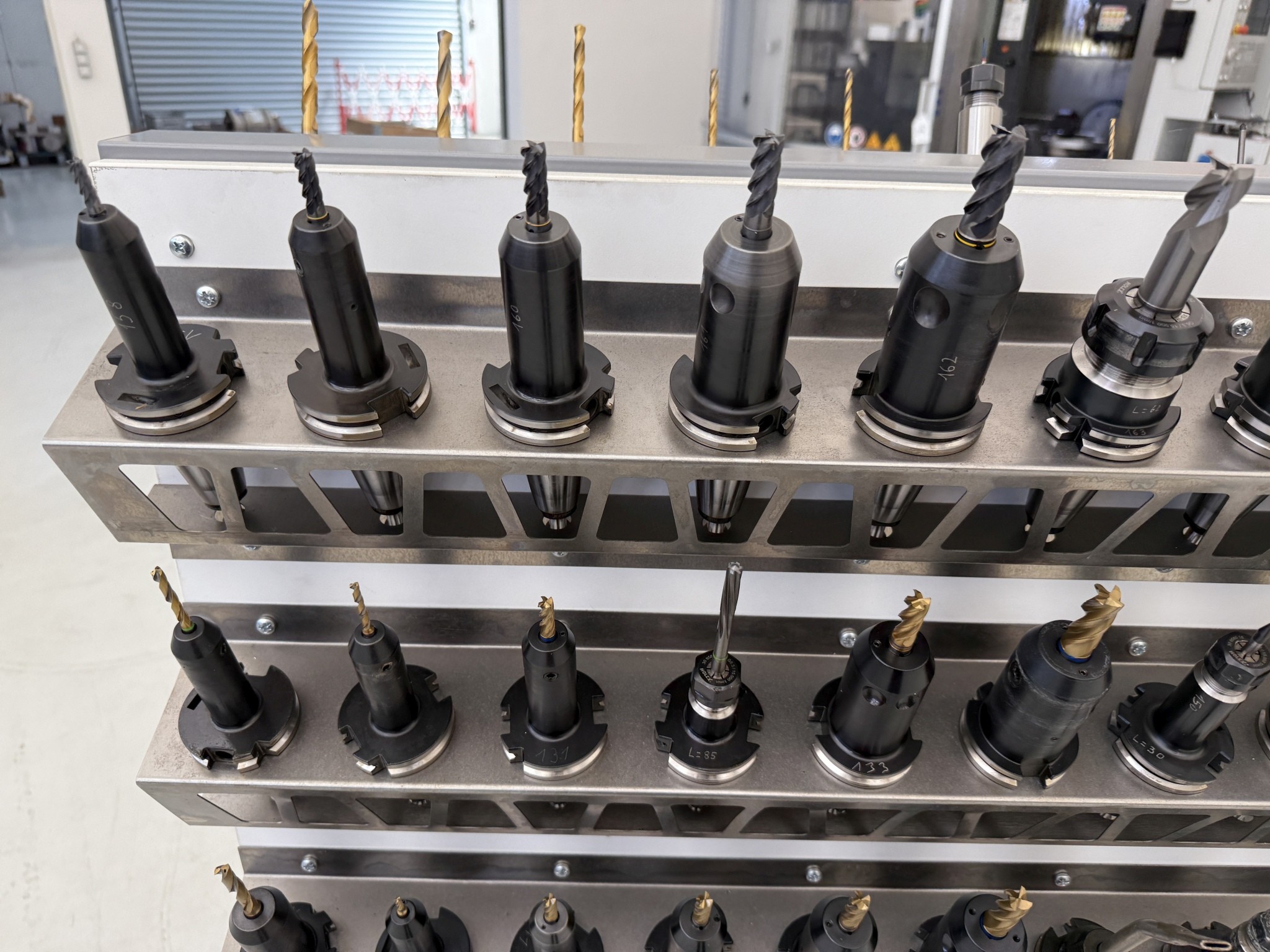 Fermeture d´un fabricant d´outils-34