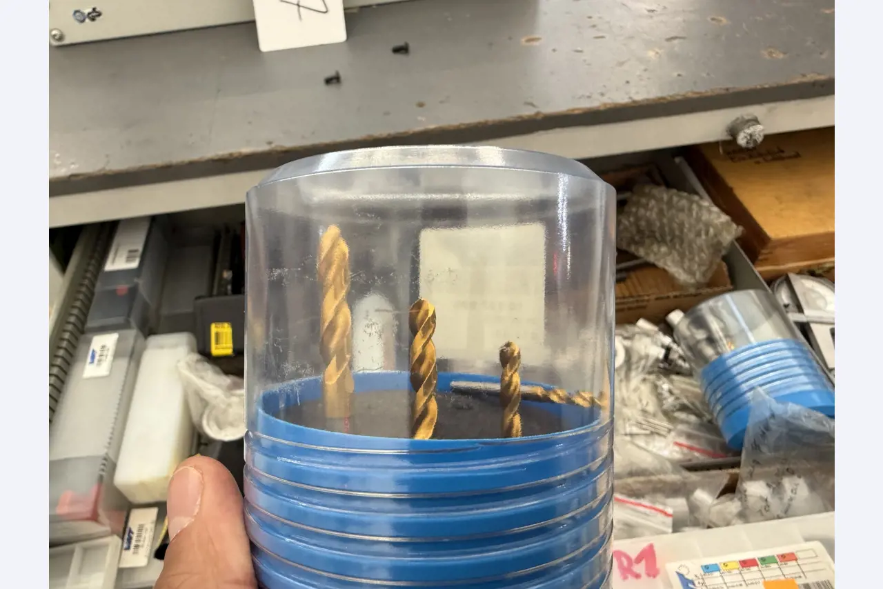 Closure of a toolmaker-10