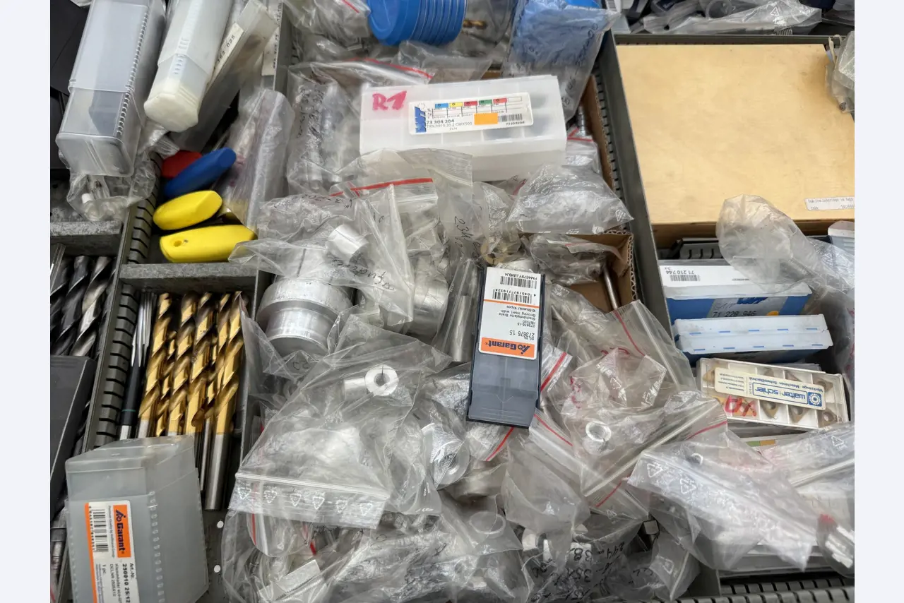 Closure of a toolmaker-11