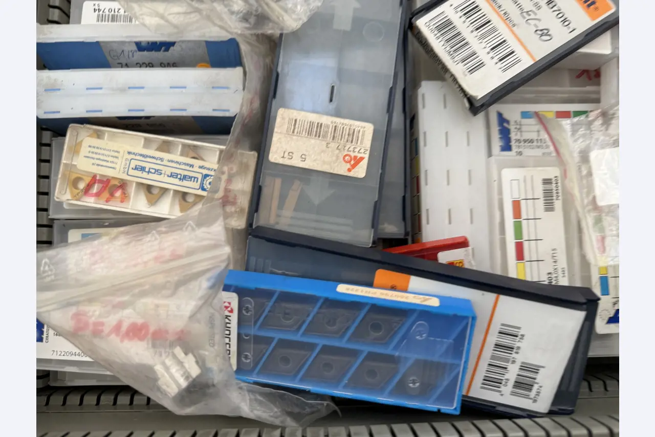 Closure of a toolmaker-13