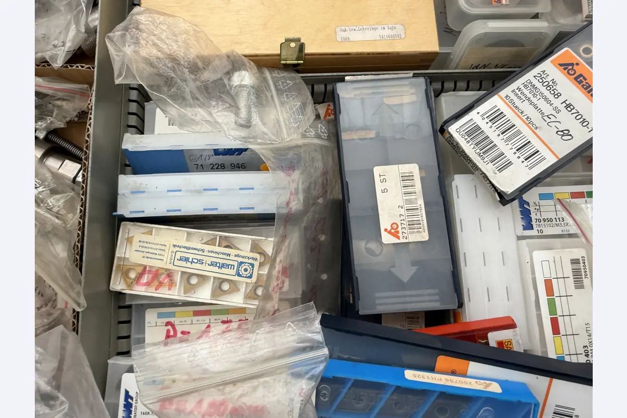 Closure of a toolmaker-14