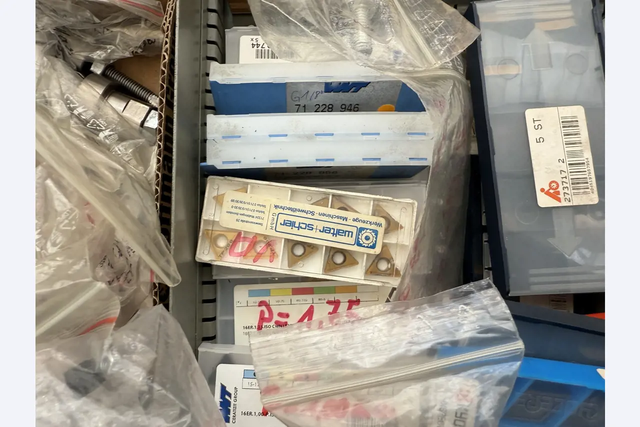 Closure of a toolmaker-15