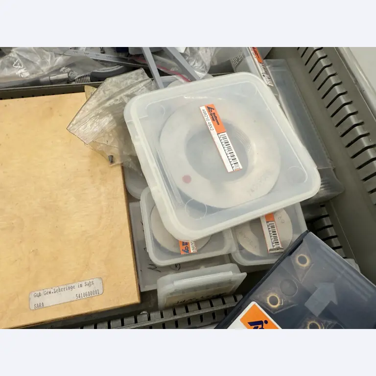 Closure of a toolmaker-16