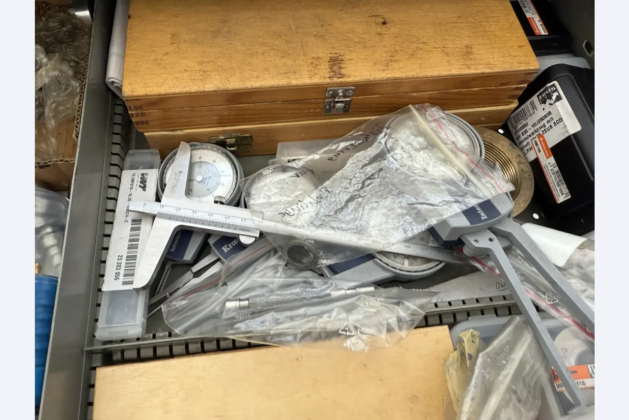 Closure of a toolmaker-18