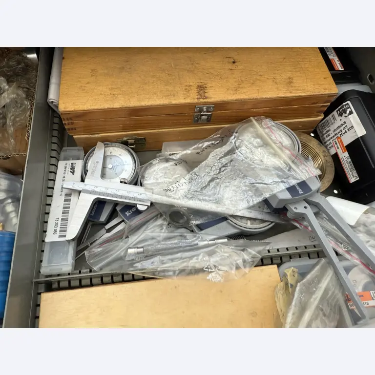 Closure of a toolmaker-18