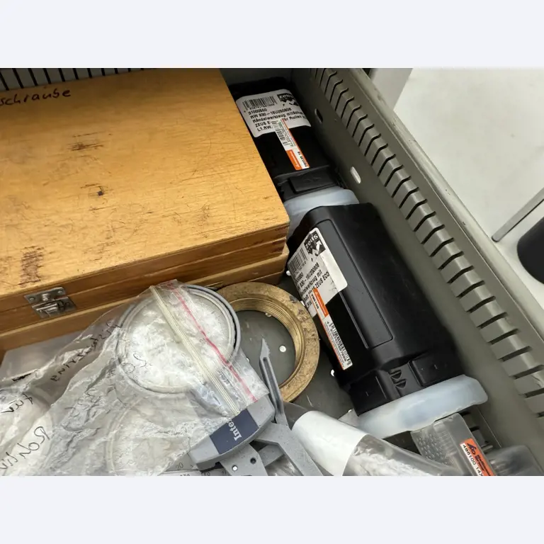 Closure of a toolmaker-20