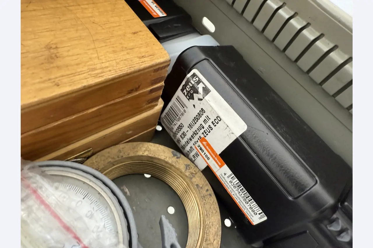 Closure of a toolmaker-21