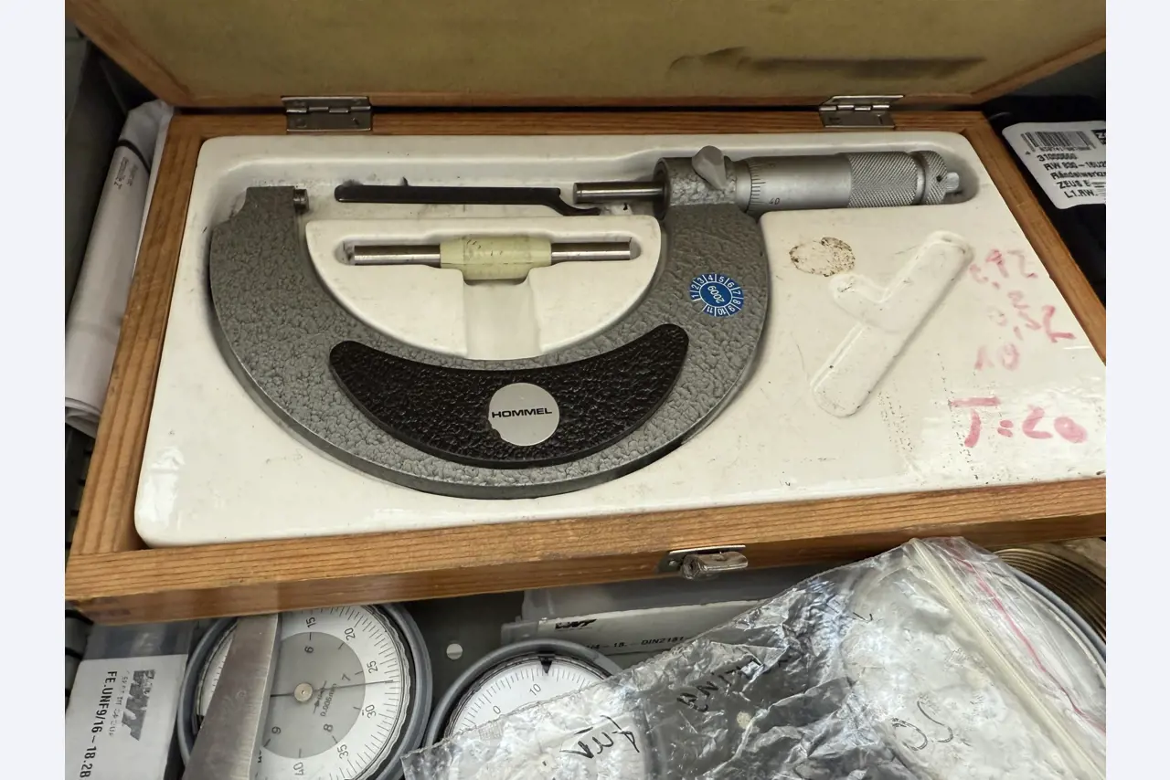 Closure of a toolmaker-22