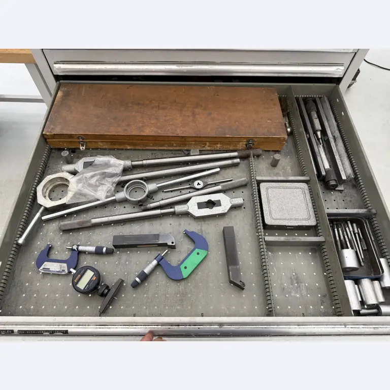 Closure of a toolmaker-29