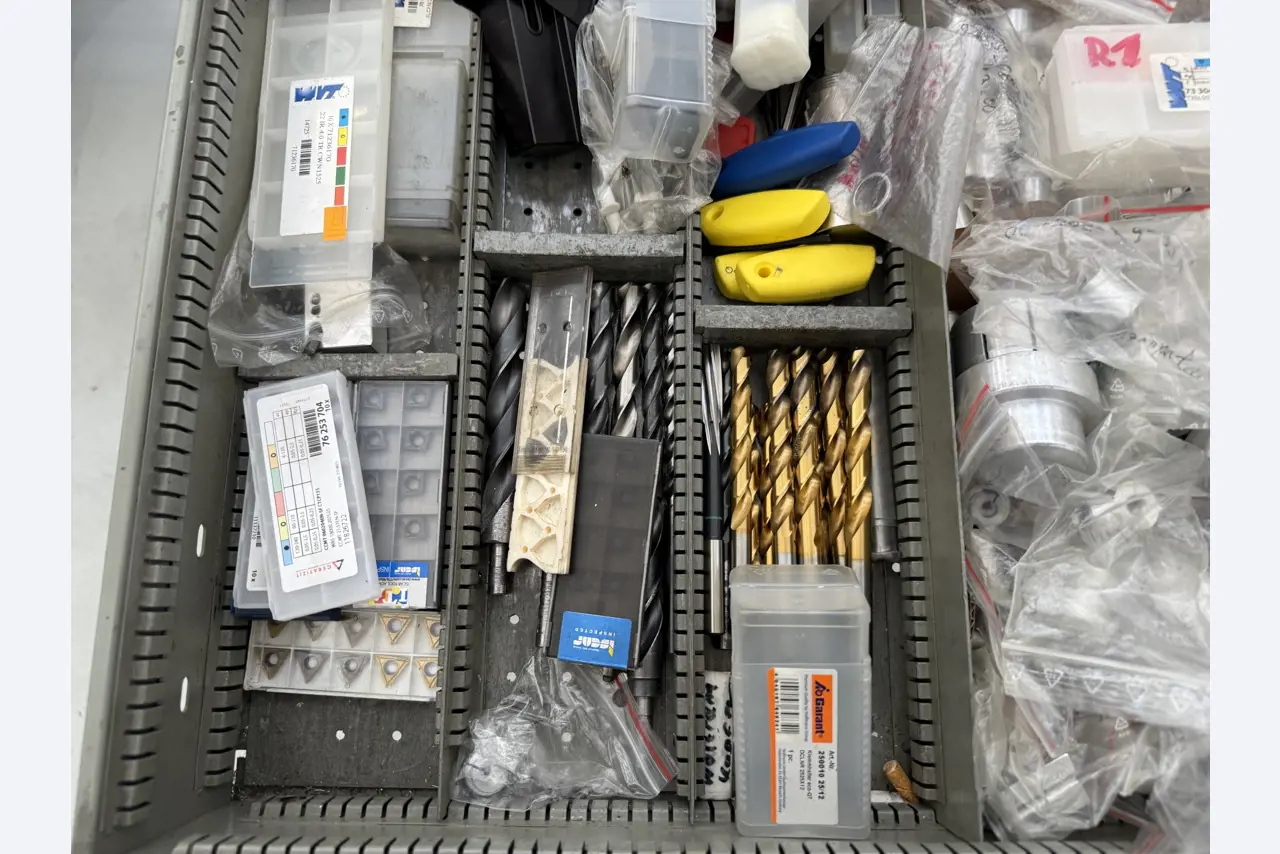 Closure of a toolmaker-2