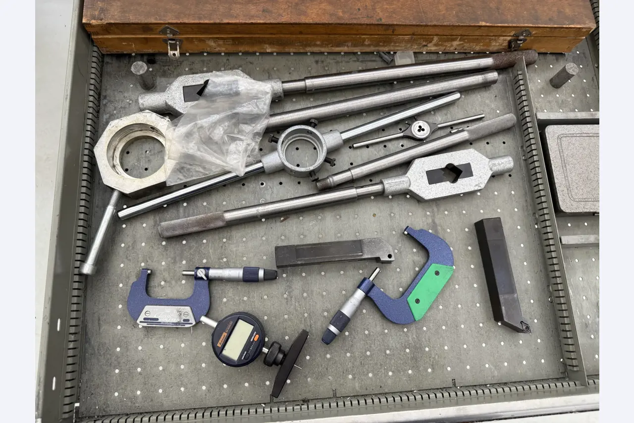 Closure of a toolmaker-30