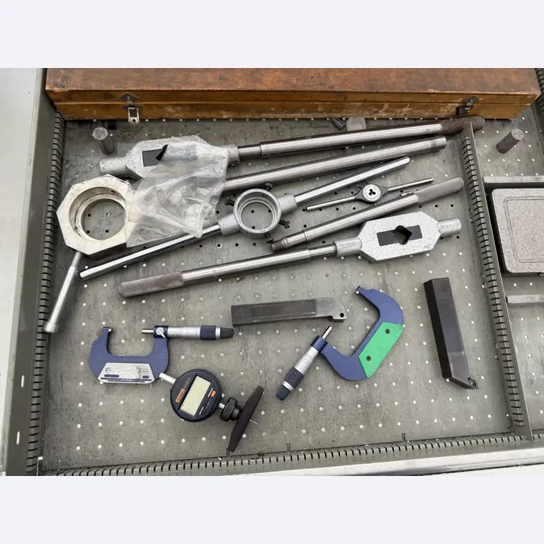 Closure of a toolmaker-30