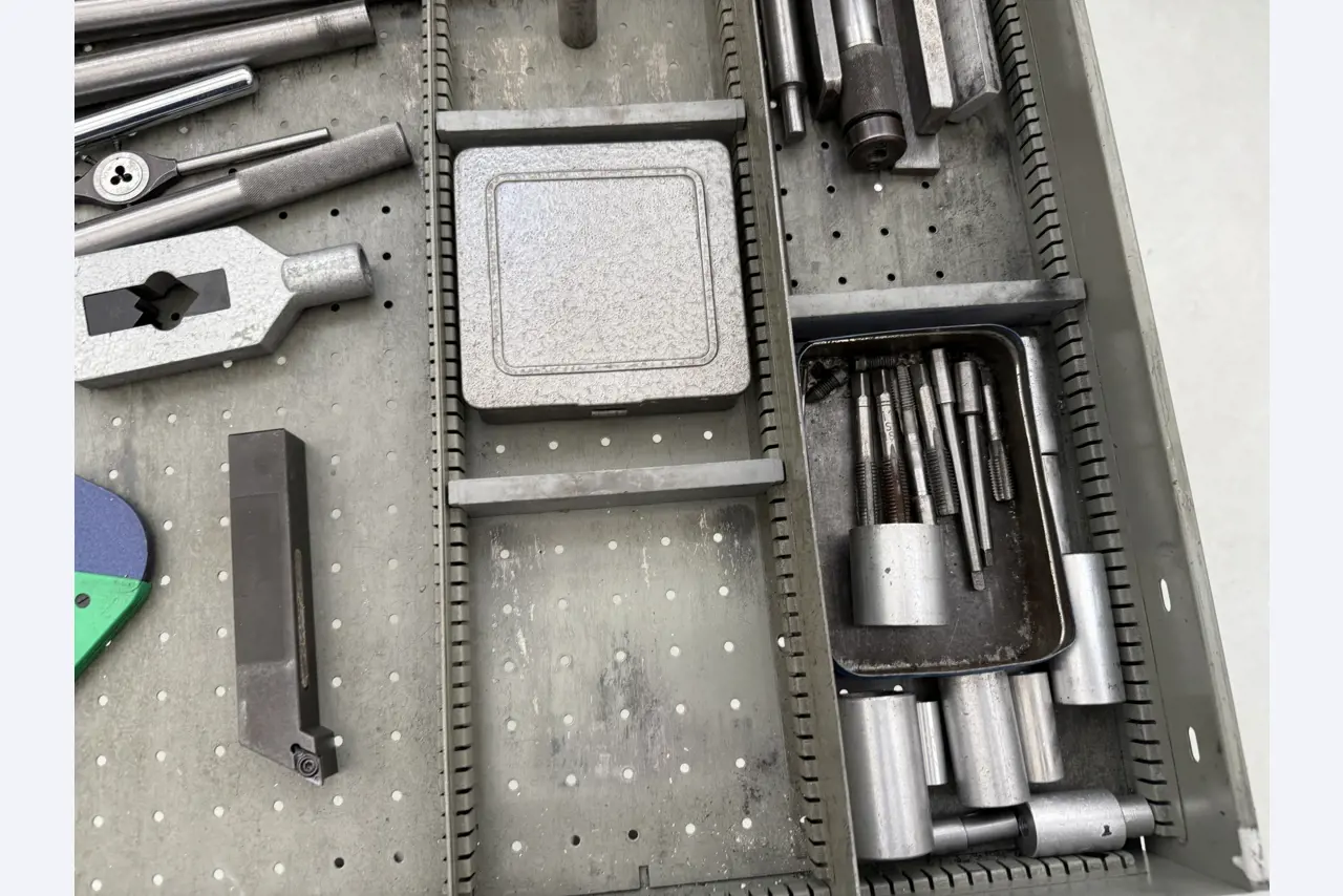 Closure of a toolmaker-31