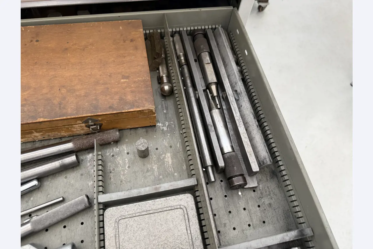 Closure of a toolmaker-32