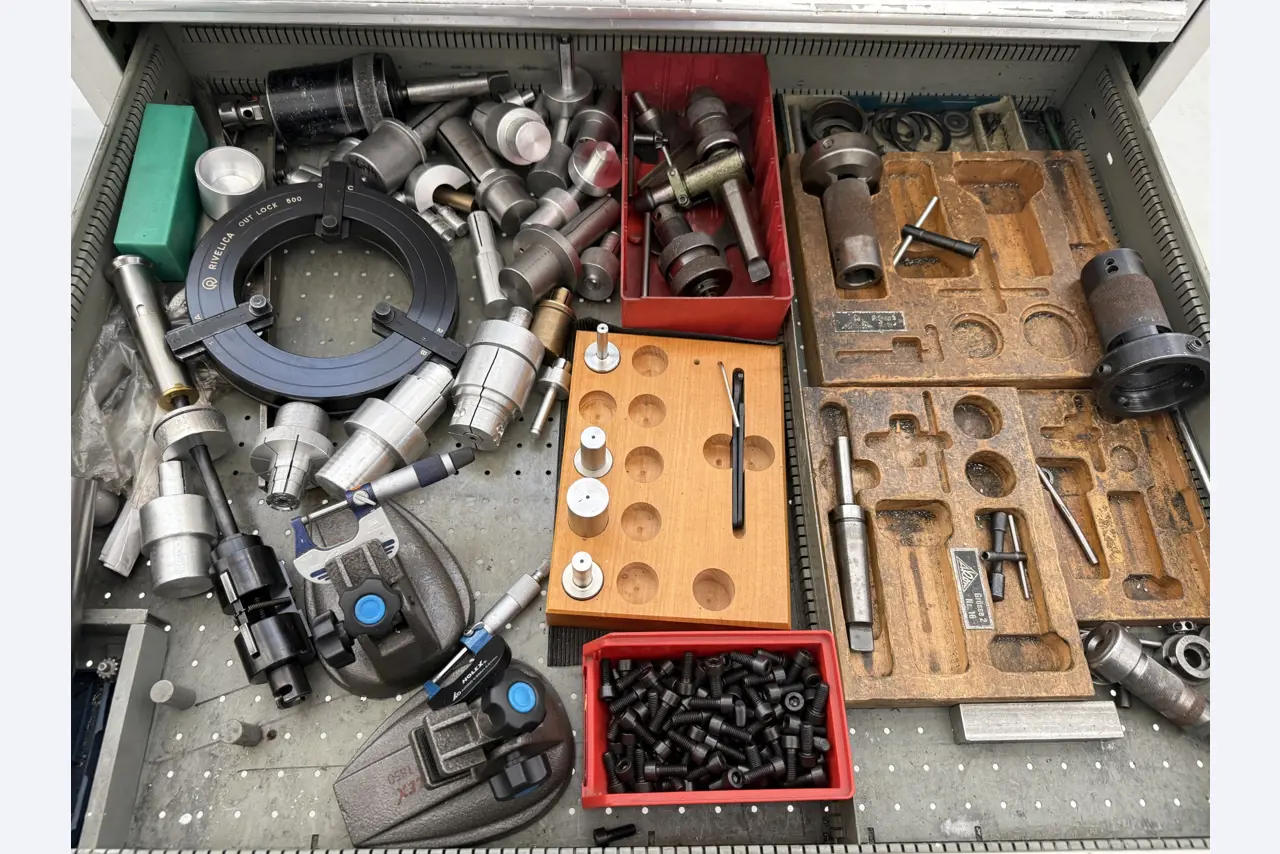 Closure of a toolmaker-33