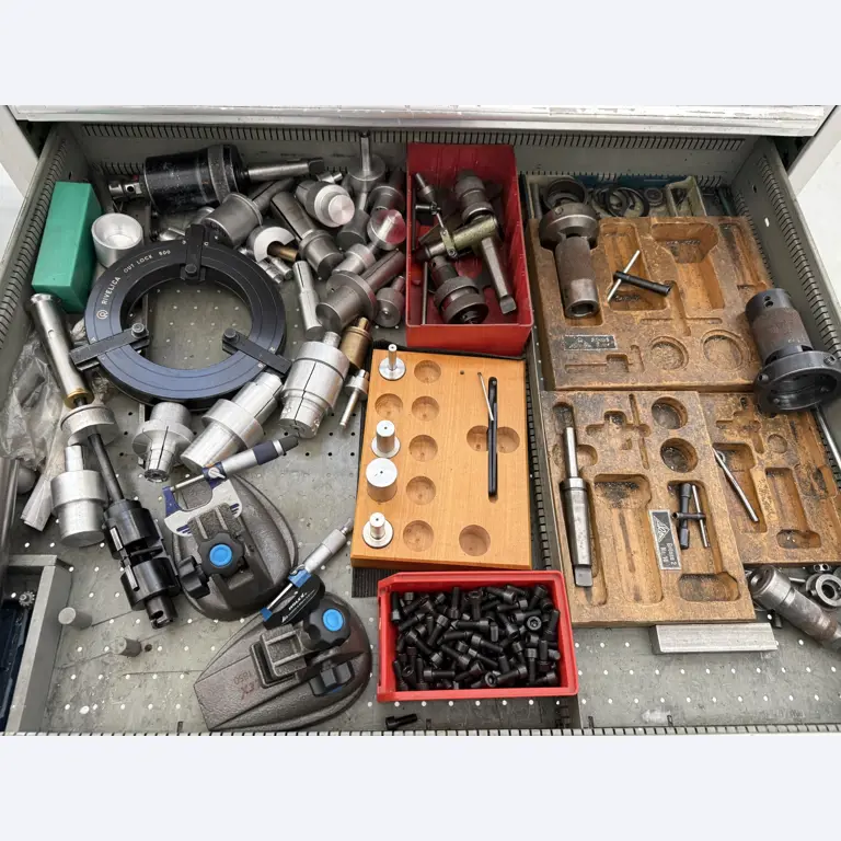 Closure of a toolmaker-33