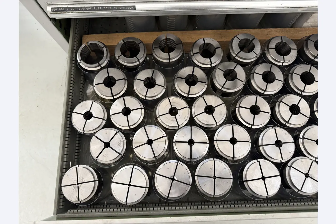 Closure of a toolmaker-35