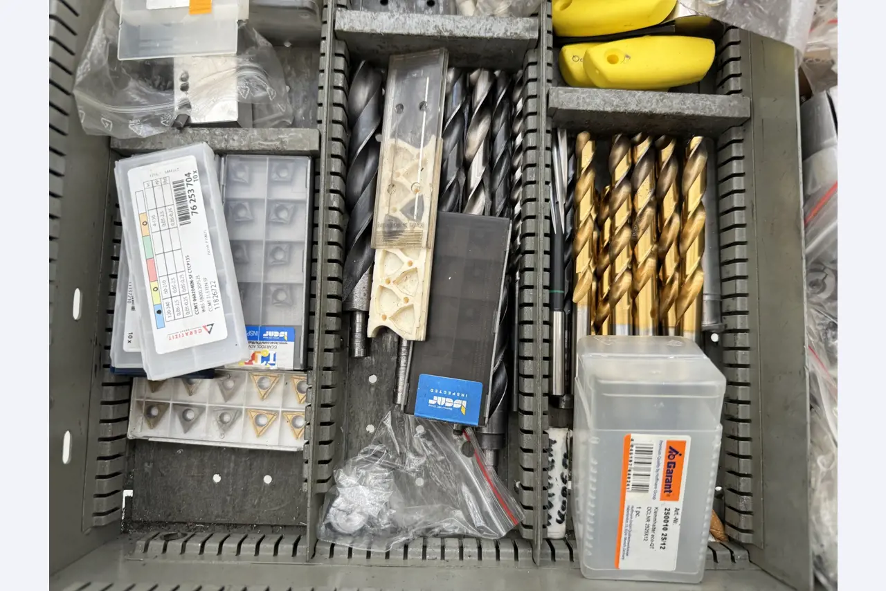 Closure of a toolmaker-3