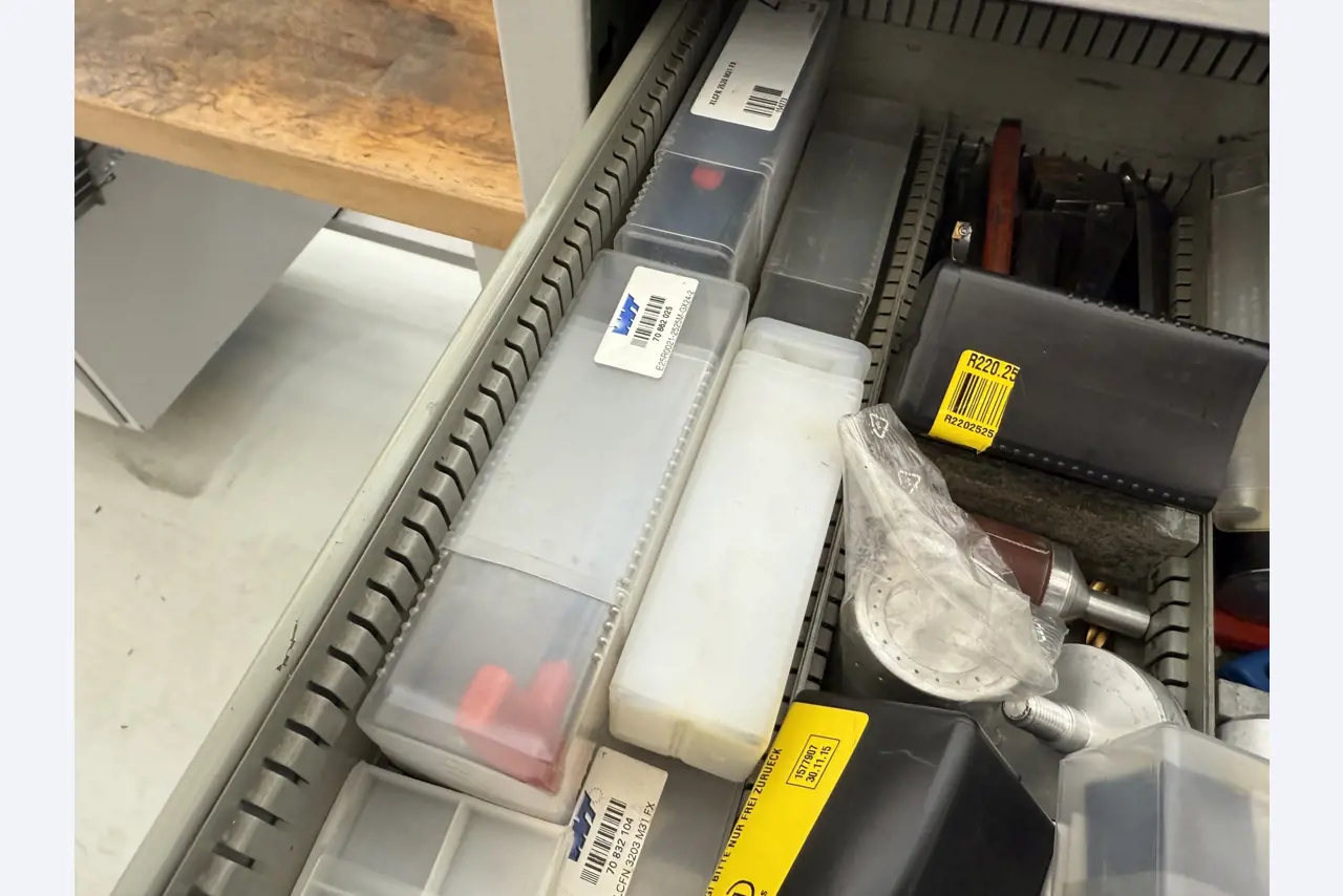 Closure of a toolmaker-7