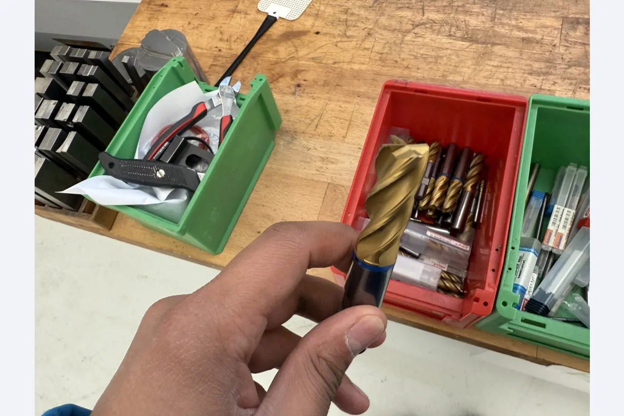 Closure of a toolmaker-11