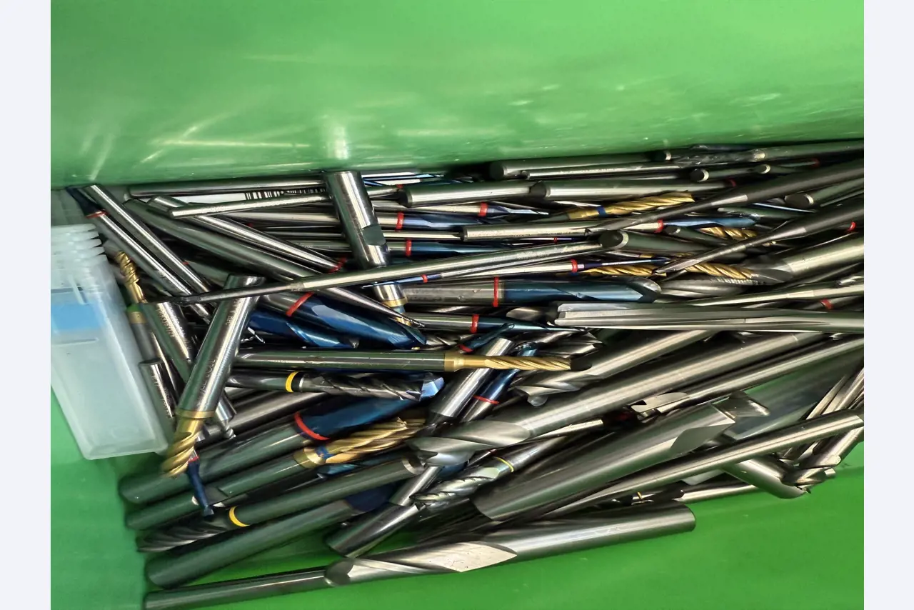 Closure of a toolmaker-13