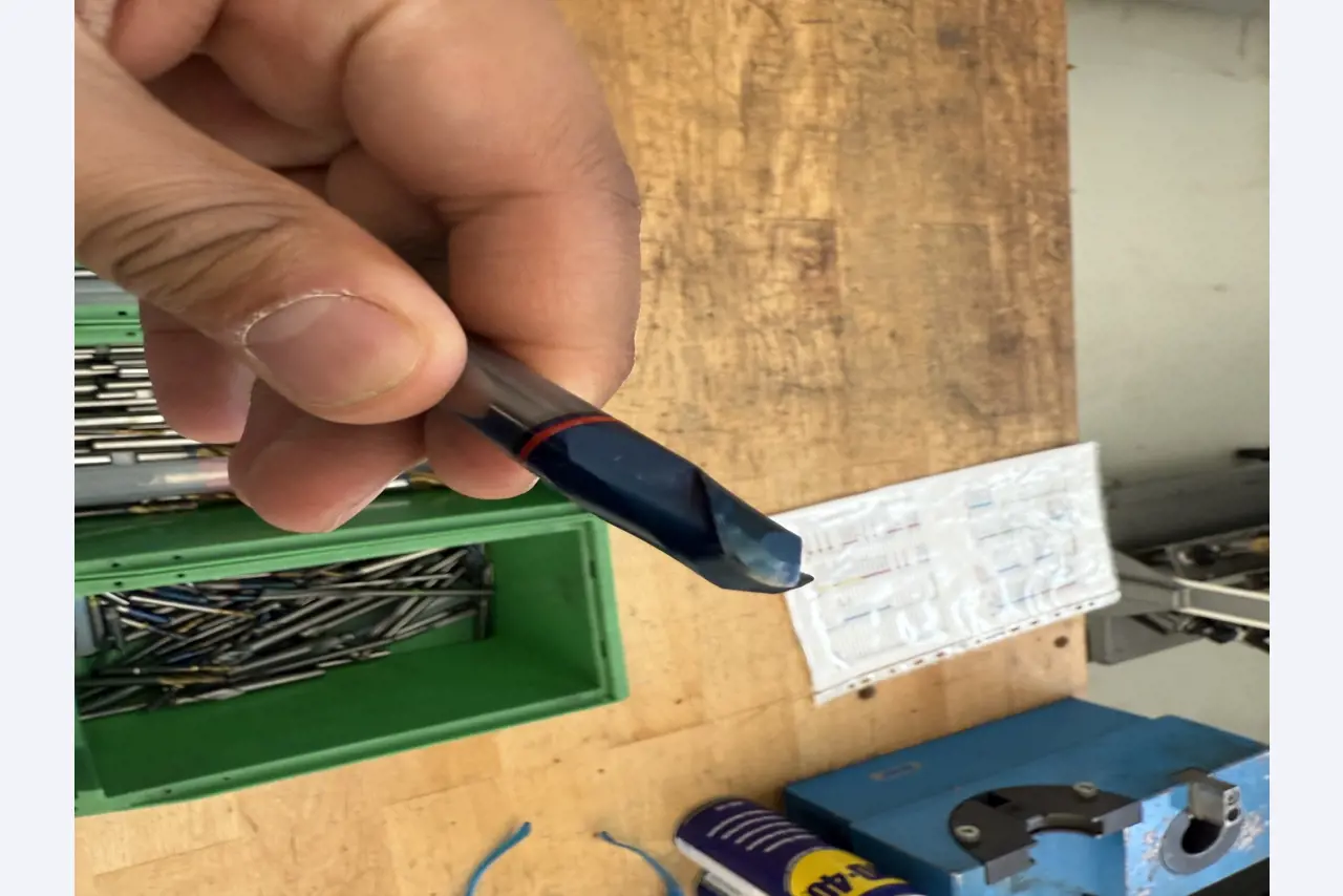 Closure of a toolmaker-14