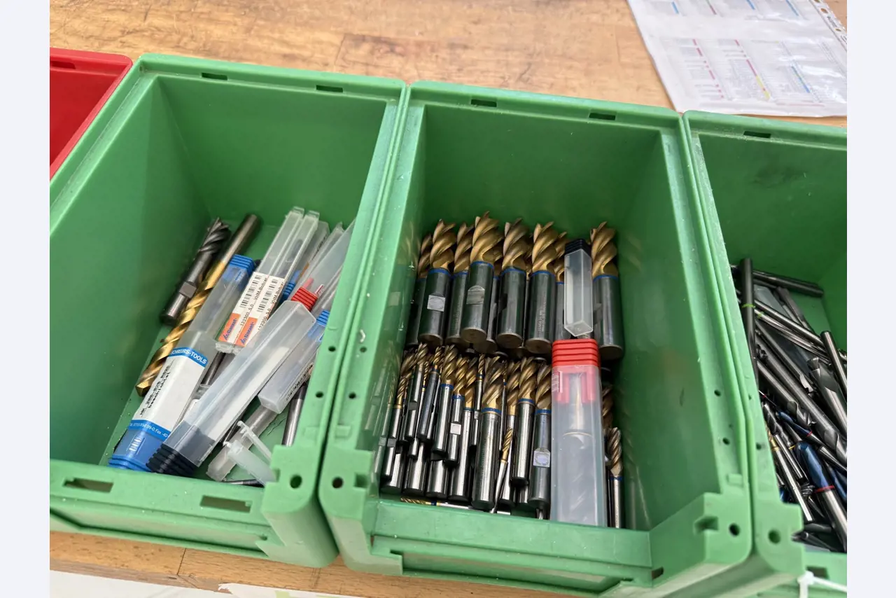 Closure of a toolmaker-16