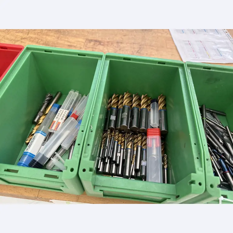 Closure of a toolmaker-16