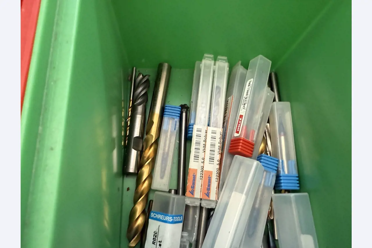 Closure of a toolmaker-6