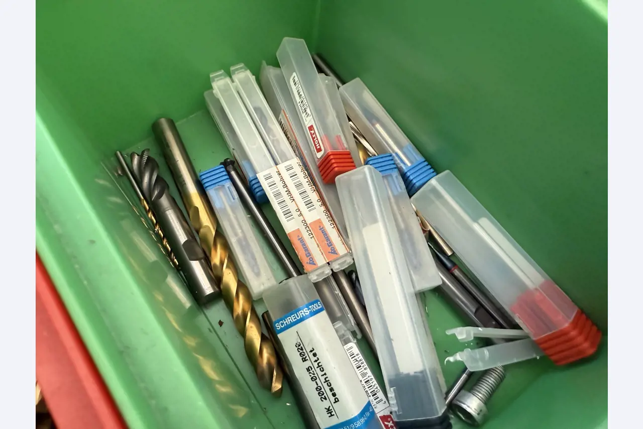 Closure of a toolmaker-7