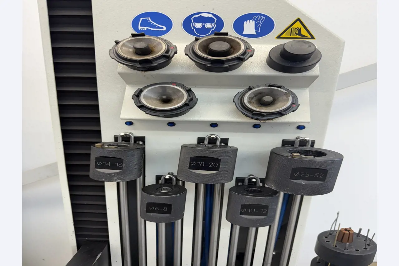 Closure of a toolmaker-10